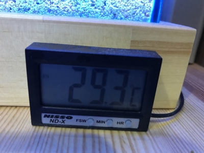 29.3度をさす水温計