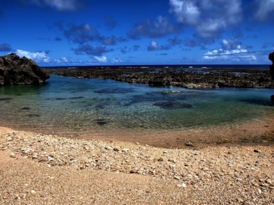 沖縄の透き通る海と砂浜