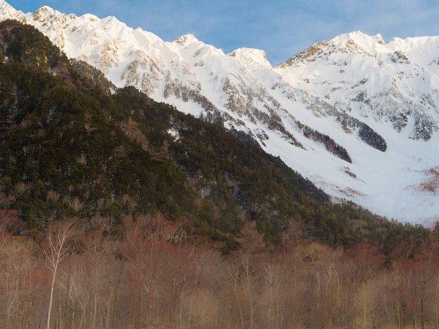 冬の上高地の透き通った空気の先にある穂高連峰