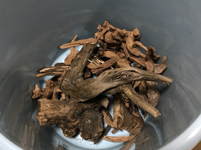 流木から出る黄ばみ 茶色いアクの除去方法 アクアハーミット 流木から出る黄ばみ 茶色いアクの除去方法 アクアハーミット