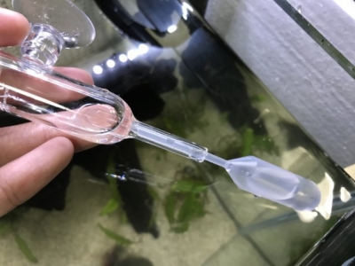 バブルカウンターに水を注水している様子