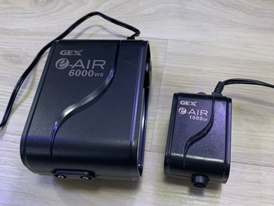 GEX製エアーポンプ「e-AIR 6000WB」と「e-AIR 1000SB」の大きさ比較