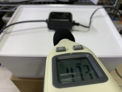 GEX e-AIR1000SBの音量を騒音計で測定している様子