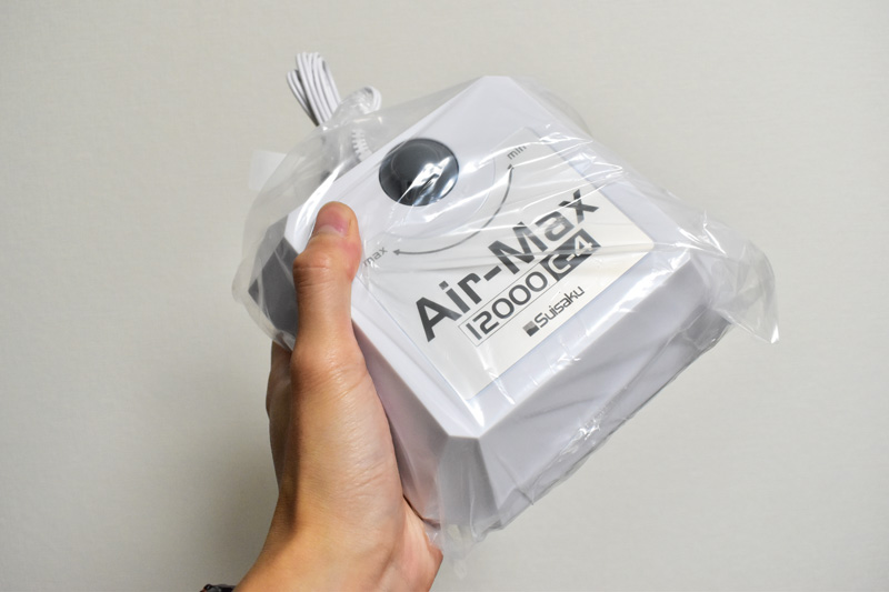 水作「Air-Max 12000 C-4」を手にとった様子