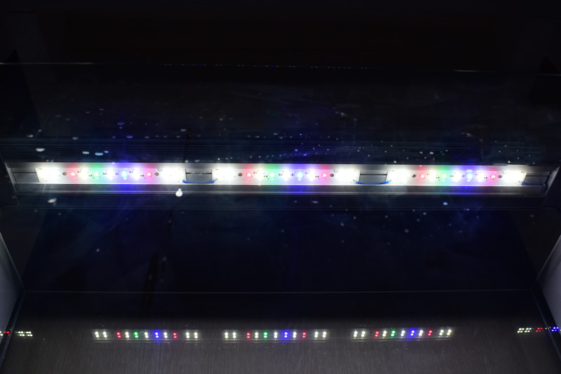 60cm水槽にアクロ TRIANGLE LED GROW 600の点灯するLEDライト